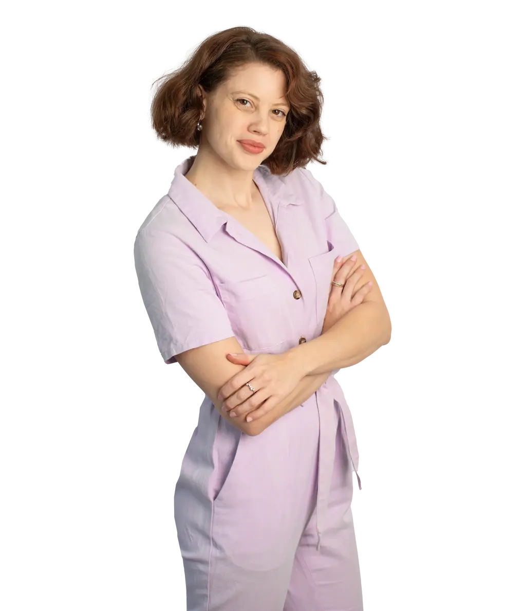 Almog Tchinio, a 3D jewelry designer wearing a light purple jumpsuit and smiling at the camera.